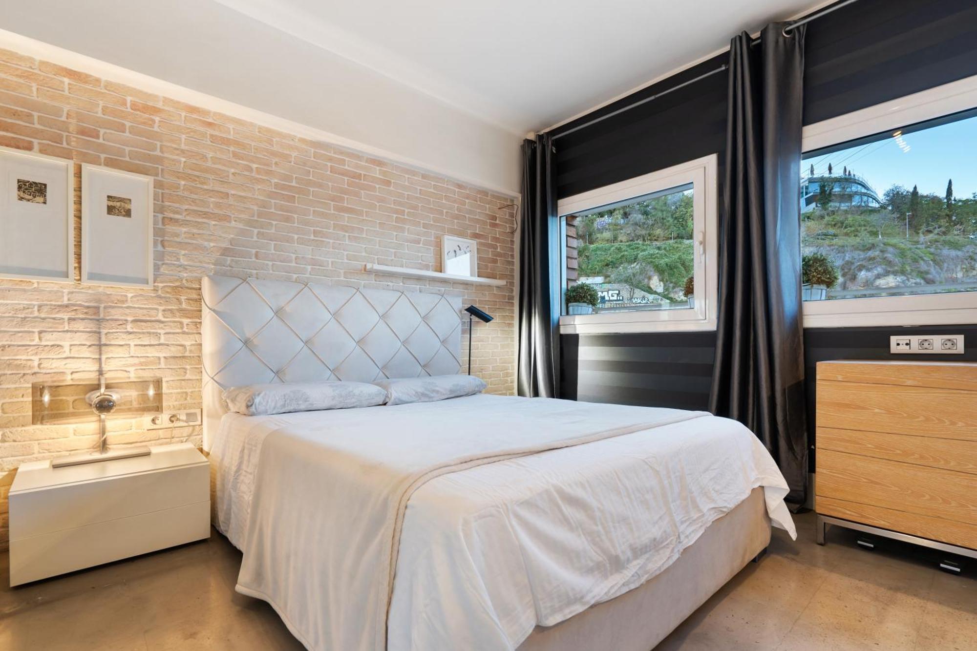 Bright Ferry Terminal & Ramblas Appartement